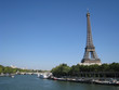 tour eiffel dominant la seine