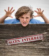 enfant garçon grimace accès peur cri interdit main panneau