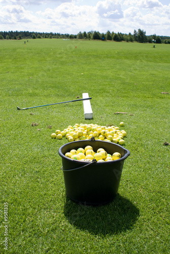 Gelbe Golfbälle am Abschlag