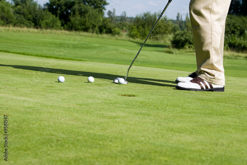 Golfspieler am Abschlag Golfspieler am Abschlag