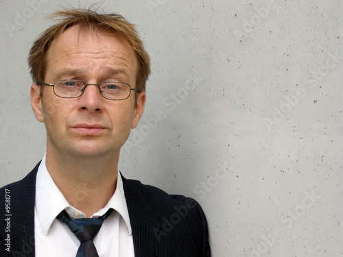 Foto: Geschäftsmann mit skeptischem Blick Geschäftsmann mit skeptischem Blick