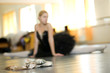 Foto: ballerina is relaxing on the floor in the room ballerina is relaxing on the floor in the room
