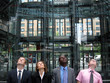 Business-Team blickt nach oben