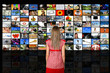 giovane ragazza guarda televisioni giovane ragazza guarda televisioni