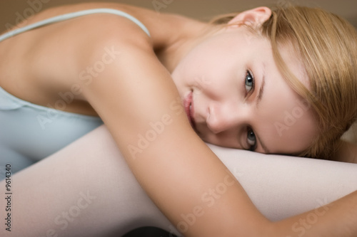 Foto: ballerina is siting on the floor with a smile ballerina is siting on the floor with a smile