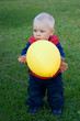 Junge spielt mit dem Ballon