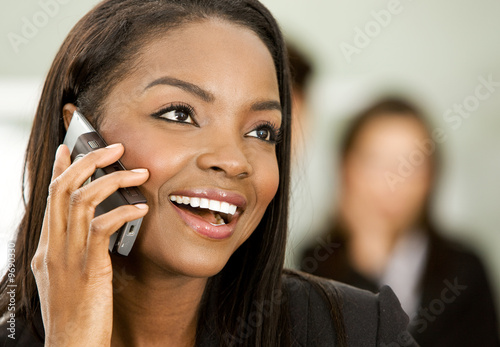 Foto: business woman talking on the phone at her office business woman talking on the phone at her office