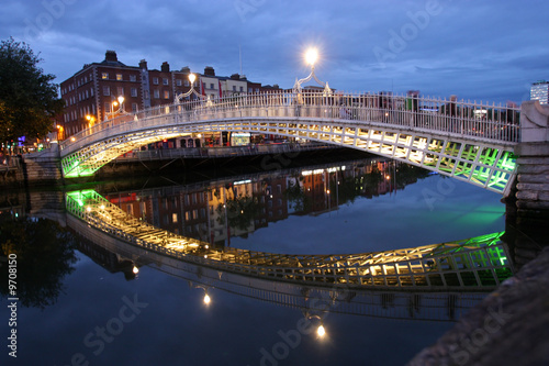 The ha'penny bridge in dublin, ireland, at night