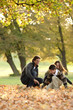 FAMILIE IM HERBSTWALD