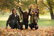 FAMILIE IM HERBSTWALD