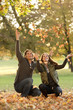 MANN MIT FRAU IM HERBSTWALD