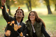 MANN UND FRAU IM HERBSTWALD
