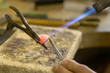 Goldener Ring glühend unter Lötflamme