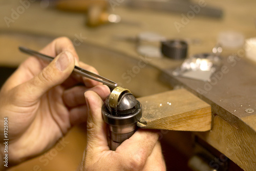 Goldschmied bei der Arbeit