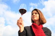 Junge Frau verkostet einen Rotwein, Barolo, Piemont, Italien
