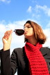 Junge Frau verkostet einen Rotwein, Barolo, Piemont, Italien