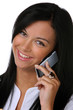Teenager telefoniert lachend mit Handy
