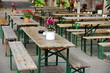 Terrasse de café avec tables d'école, Berlin, Allemagne Terrasse de café avec tables d'école, Berlin, Allemagne