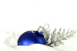 Blaue Kugel im Schnee