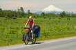 Radlerin vor Vulkan Osorno, Seengebiet,Chile