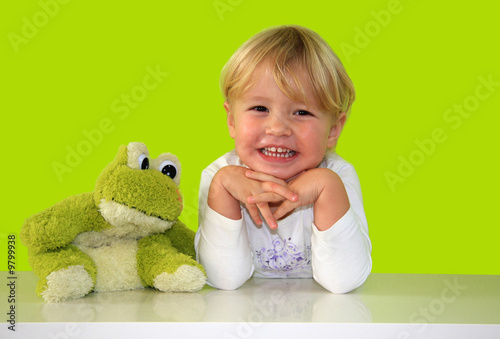 Foto: Blondes Mädchen mit Frosch Blondes Mädchen mit Frosch