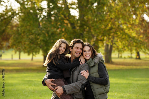 Foto: FAMILIE IM HERBSTWALD FAMILIE IM HERBSTWALD