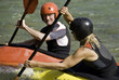 Vater und Tochter beim Wassersport