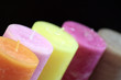 candele colorate in fila 2