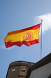 bandera de españa ondeando en edificio publico de tenerife