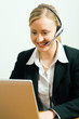 Frau am Helpdesk
