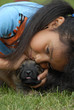 fillette metis triste et son chiot