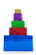 eine bunte geschenkpyramide vor weissem hintergrund