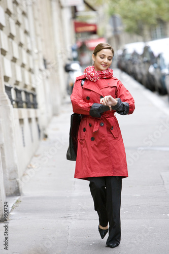 Foto: Young woman walking on a street Young woman walking on a street