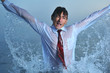 Foto: Young businessman splashing in water, close up Young businessman splashing in water, close up