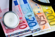 Medizin und Kosten, Stethoskop und Geld