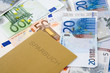 goldenes Sparbuch mit Geldscheinen