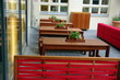 Terrasse de café lounge dans la cour d'un immeuble, Berlin