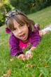 Photo: petite fille dans l'herbe déguisée en chat petite fille dans l'herbe déguisée en chat