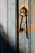 Clé sur une vieille porte