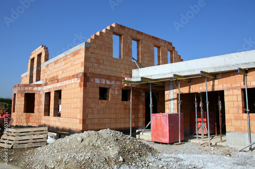 Neubau eines Hauses mit Ziegel Neubau eines Hauses mit Ziegel