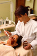 Photo: Auftragen einer Schoko Gesichtsmaske in Spa und Wellness Auftragen einer Schoko Gesichtsmaske in Spa und Wellness