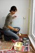 Junge Frau malert eine Wand in der Küche. Junge Frau malert eine Wand in der Küche.