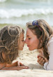 maman embrassant sa fille sur la plage