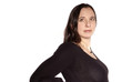 nette erwachsene Frau mit langen schwarzen Haaren