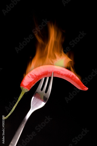 Hot Chilli - Pfefferoni auf Gabel in Flammen