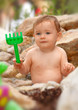 Photo: Baby beim spielen mit Harke Baby beim spielen mit Harke