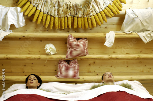 Foto: Due donne in un bagno di fieno Due donne in un bagno di fieno