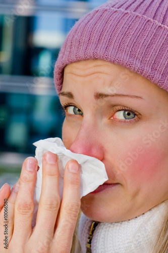 Foto: Female with red nose fighting a cold Female with red nose fighting a cold