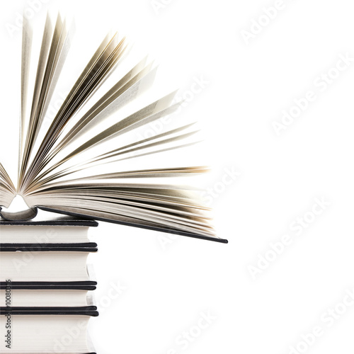 Foto: pile of books with one book open on white background pile of books with one book open on white background
