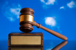 Foto: Wooden justice gavel and block with brass Wooden justice gavel and block with brass